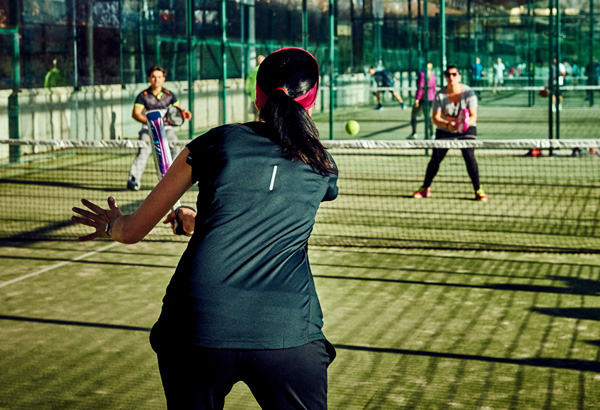Mujer-juega-al-padel-en-el-Cerro